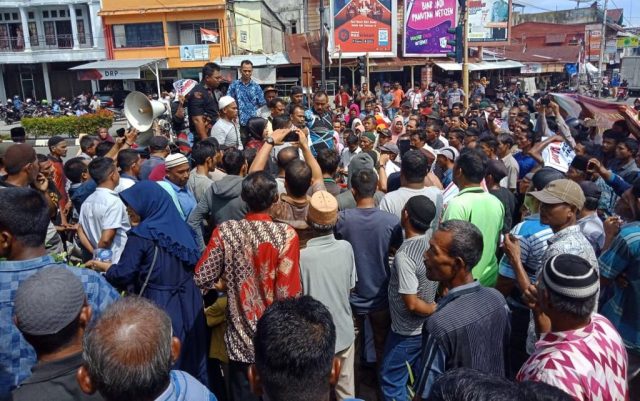 IMG-20190110-WA0005 Ratusan warga menggelar aksi unjukrasa di depan Gedung DPRK Aceh Barat di Meulaboh, guna menuntut pengusutan temuan indikasi korupsi terkait pengelolaan dana desa. (Foto/Dedi Iskandar).