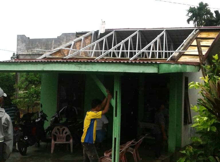 Kondisi rumah Samsiah warga Desa Kampong Baru, terlihat tanpa atap seng, akibat dihantam angin puting beliung, Minggu (20/1/2019). (Foto/Arief H)