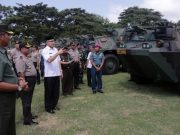 Plt Gubernur Aceh, Nova Iriansyah, ketika melakukan inspeksi pasukan pengamanan kunjungan Ibu Negara, Iriana Jokowi ke Aceh, yang dijadwalkan Kamis hari ini (31/1/2019). (Foto/Humas Pemprov Aceh)