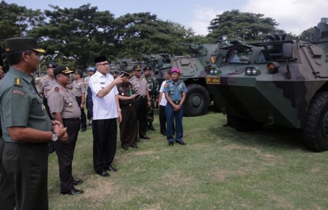 Plt Plt Gubernur Aceh, Nova Iriansyah, ketika melakukan inspeksi pasukan pengamanan kunjungan Ibu Negara, Iriana Jokowi ke Aceh, yang dijadwalkan Kamis hari ini (31/1/2019). (Foto/Humas Pemprov Aceh)