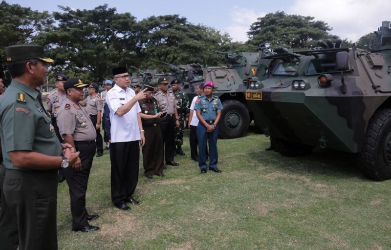 Plt Gubernur Aceh, Nova Iriansyah, ketika melakukan inspeksi pasukan pengamanan kunjungan Ibu Negara, Iriana Jokowi ke Aceh, yang dijadwalkan Kamis hari ini (31/1/2019). (Foto/Humas Pemprov Aceh)
