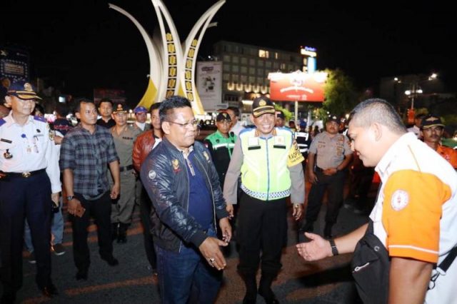 WhatsApp Image 2019-01-01 at 08.23.57 Wali Kota Banda Aceh, Aminullah Usman, saat memantau situasi malam pergantian tahun di sekitar tugu Simpang Lima, Banda Aceh, Senin tengah malam. (Foto/Ist)