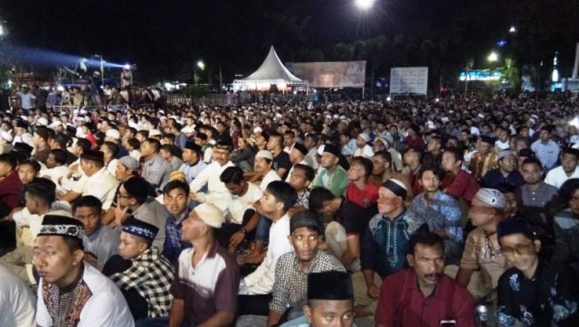 WhatsApp Image 2019-01-01 at 11.09.10 Puluhan ribu warga memadati Lapangan Merdeka Langsa menyaksikan ceramah Ustadz Abdul Somad pada malam pergantian tahun dan peringatan 14 tahun tsunami Aceh, Senin (31/12/2018). (Foto/dede)
