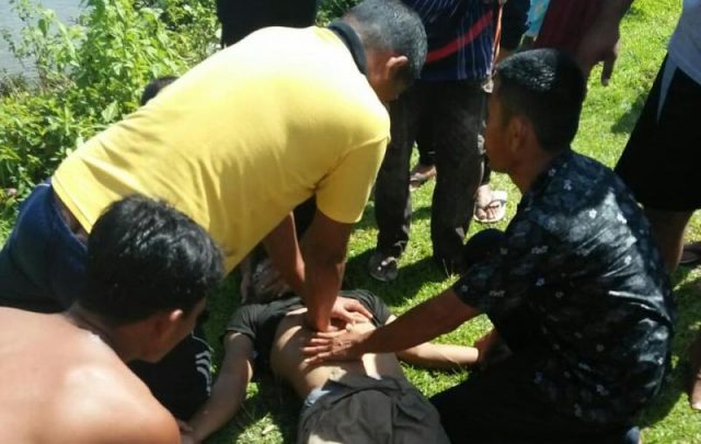 WhatsApp Image 2019-01-02 at 16.04.01 Setelah dilakukan pencarian degan cara menyelam di TKP, korban ditemukan dalam kondisi kritis. (Foto/Ist)