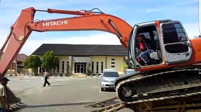 WhatsApp Image 2019-01-02 at 16.32.44 Satu unit alat berat jenis escavator yang selama ini diduga digunakan melakukan galian C di kawasan Krueng Barieh, Kecamatan Sakti, diamankan di Mapolres Pidie, Rabu (2/1/2018). (Foto/Muhammad Riza)