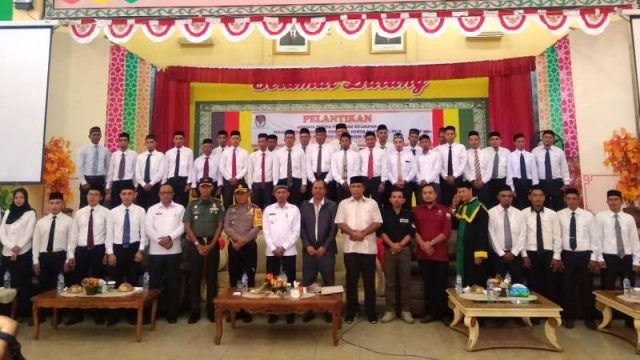 WhatsApp Image 2019-01-02 at 16.34.27 Wakil Ketua KIP Aceh, Ir. Tarmizi, SH, MH, melantik 32 anggota PPK, di Aceh Selatan, (Rabu (2/1/2019). (Foto/Faisal)