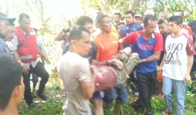 WhatsApp Image 2019-01-03 at 17.44.41 Tim SAR dan masyarakat mengevakuasi korban setelah ditemukan dalam kondisi meninggal dunia. (Foto/Zammil)