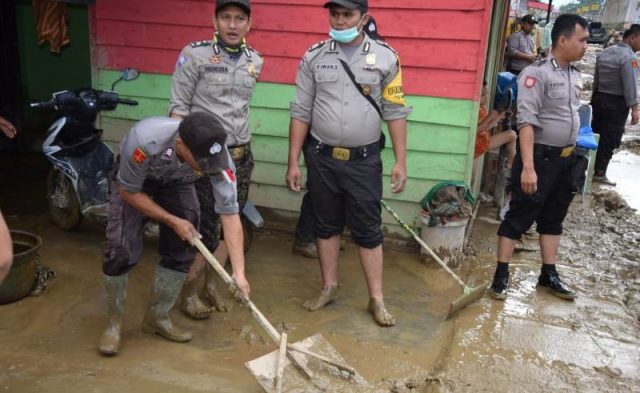 WhatsApp Image 2019-01-03 at 19.53.19(1) Terlihat pada Kamis (3/1/2019), anggota Polri membersihkan lokasi terparah yang diterjang banjir, di Kutacane. (Foto/abadi selian)