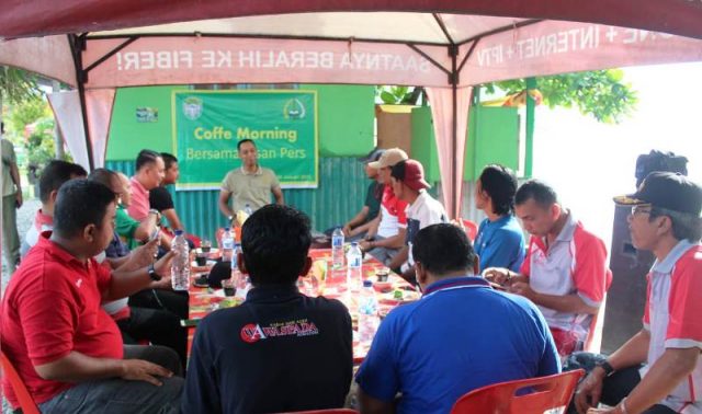 WhatsApp Image 2019-01-04 at 11.55.25(1) Dandim Aceh Selatan Letkol Inf R.Sulistya Herlambang HB, saat coffe morning dengan insan pers di Ruang Taman Hijau (RTH), di Tapaktuan, Jumat (4/1/2019). (Foto/Faisal)