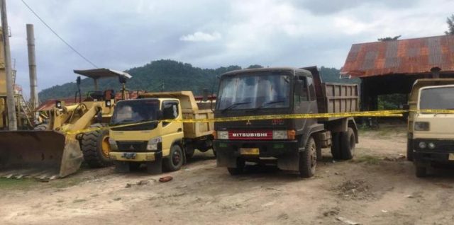 WhatsApp Image 2019-01-04 at 17.21.52 Dit Reskrimsus Polda Aceh menutup lokasi penambangan galian C ilegal dan menyita alat-alat berat di kawasan Gampong Paloh dan Gampong Gugop, Kecamatan Pulo Aceh, Aceh Besar. (Foto/Ist)