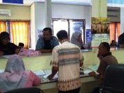 Warga mengurus berbagai administrasi kependudukan di Dinas Kependudukan Catatan Sipil Aceh Barat, Jumat siang (4/1/2018). Hingga kini instansi tersebut belum bisa melayani cetak Kartu Indentitas Anak (KIA) yang sudah ditetapkan oleh pemerintah. (Foto/Dedi Iskandar)