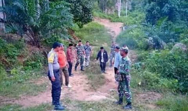 WhatsApp Image 2019-01-06 at 14.14.28 Pawang harimau dari Meulaboh, Aceh Barat Sarwani Sabi bersama BKSDA, TNI/Polri dan Camat Kluet Timur sedang menghalau harimau, Jumat (4/1/2019).(Foto/Ist)