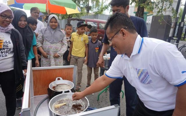 WhatsApp Image 2019-01-06 at 15.47.48 Wali Kota Banda Aceh, Aminullah Usman, Minggu (6/1/2019) di Jalan Tgk. Daud Beureueh, Banda Aceh,setelah mengikuti senam jantung sehat, mengunjungi usaha mikro yang berjualan di area Car Free Day (CFD). (Foto/Ist)