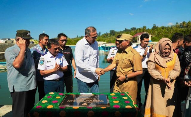 WhatsApp Image 2019-01-06 at 18.21.55 Plt Gubernur Aceh Nova Iriansyah meresmikan dermaga Rakyat di Desa Lameureum Kecamatan Alafan, Simeulue, Sabtu 05/1/2(19). (Foto/Ist)