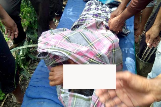 WhatsApp Image 2019-01-07 at 18.00.22 Warga sedang berupaya mengevakuasi tubuh Tgk Thamrin, yang kritis setelah diinjak kawanan gajah di kebunya di kawasan pegunungan Gampong Lhok Keutapang, Tangse, Pidie, Senin (7/1/2019). (Foto/Muhammad Riza)