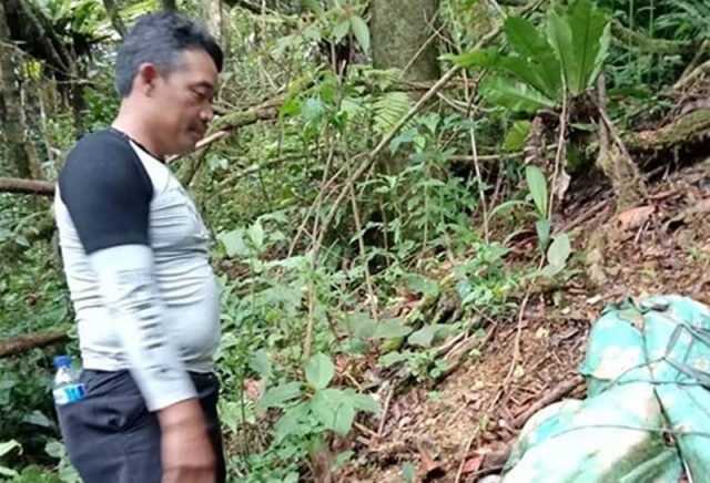WhatsApp Image 2019-01-08 at 19.11.08 Mayat korban Irwansyah ketika ditemukan sudah menjadi kerangka. Tim penyidik dari Mapolres Aceh Tengah tampak saat akan melakukan evakuasi korban. (Foto/dok)