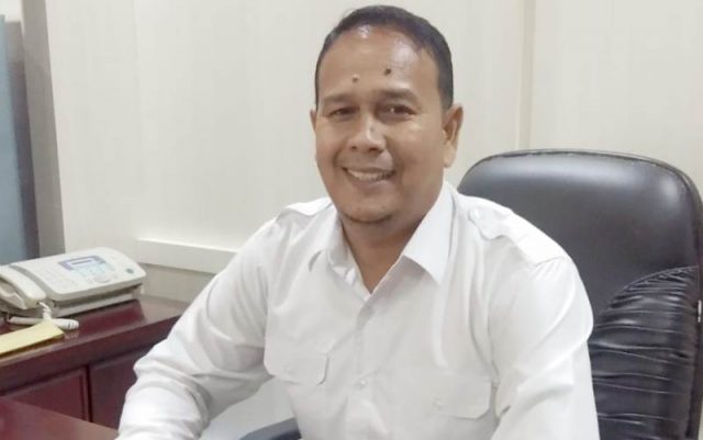 WhatsApp Image 2019-01-09 at 14.27.22 Kadiskes Pidie Efendi, S.Sos.M.Kes, saat menerima Waspada di ruang kerjanya, Rabu (9/1/2019). (Foto/Muhammad Riza)