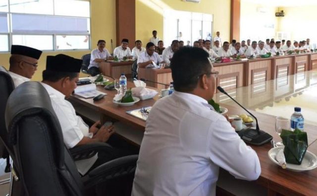 WhatsApp Image 2019-01-10 at 19.24.07 Wali Kota Banda Aceh, Aminullah Usman, rapat koordinasi dengan SKPK di ‘Balai Keurukon’ di Balai Kota Banda Aceh. (Foto/Ist)