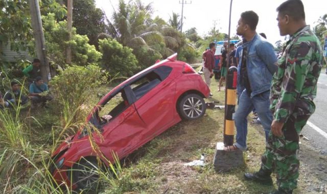 WhatsApp Image 2019-01-11 at 13.38.29 Kecelakaan terjadi di Suak Puntong, Nagan Raya, melibatkan mobil Honda Jazz dan tiga sepeda motor, menewaskan dua orang, Jumat (11/1/2019). (Foto/Ist)