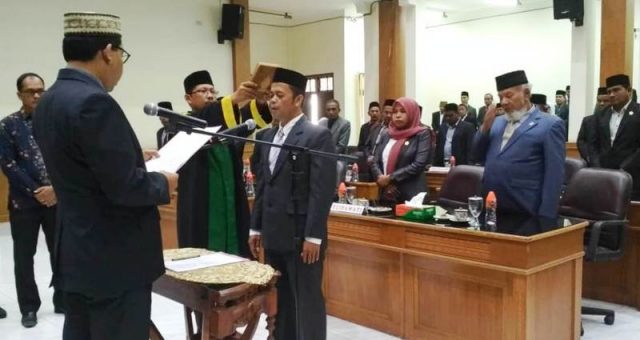 WhatsApp Image 2019-01-11 at 15.32.03 Ketua DPRK Pidie, Muhammad AR, S.Pdi sedang melantik Syahrul Usman sebagai anggota DPRK Pidie dari F-Partai Aceh menggantikan Abdullah yang telah mengundurkan diri karena pidah ke Partai Demokrat. Jumat (11/1/2019). (Foto/Muhammad Riza)
