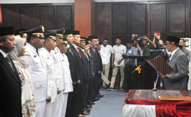 WhatsApp Image 2019-01-11 at 20.01.57 Bupati Aceh Jaya, Drs. H.T. Irfan TB, melantik pejabat eselon II dan IiI di Aula Kantor Bupati Aceh Jaya, Jumat (11/1/2019). (Foto/Ist)