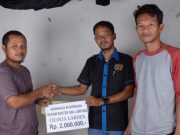 Proses penyerahan sumbangan dari Abdo Rani mewakili pemilik Taman Cesolia, yang diterima oleh Arif Hidayat, Bendahara PWI Aceh Jaya. (Foto/Ist)