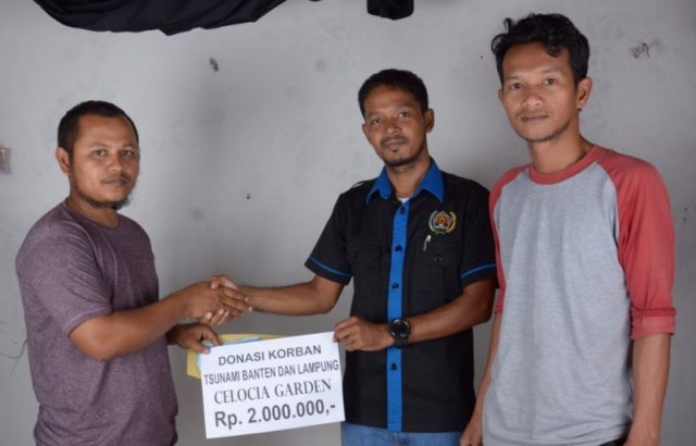 WhatsApp Image 2019-01-14 at 15.05.58 Proses penyerahan sumbangan dari Abdo Rani mewakili pemilik Taman Cesolia, yang diterima oleh Arif Hidayat, Bendahara PWI Aceh Jaya. (Foto/Ist)