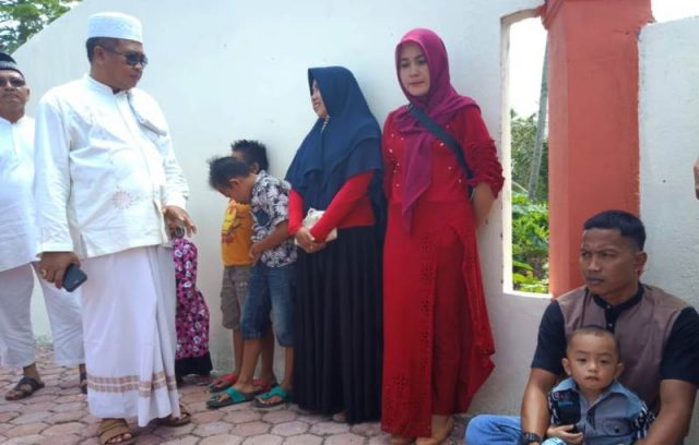 WhatsApp Image 2019-01-14 at 15.39.19 Bupati Aceh Barat H Ramli MS berbincang dengan warga di kawasan pemakaman massal korban tsunami di Suak Indrapuri, Meulaboh. (Foto/Dedi)