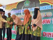 Wali Kota Banda Aceh, Aminullah Usman, pada acara pengukuhan pengurus Diniyah Al-Amin MIN 10 Banda Aceh, Kamis (17/1/2019) di Gampong Punge Blang Cut, Banda Aceh. (Foto/Ist)