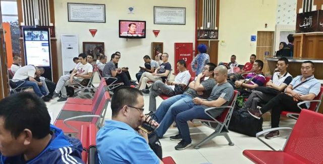 WhatsApp Image 2019-01-19 at 21.01.53 Para TKA asal Cina yang kedapatan bekerja di Aceh tanpa dokumen lengkap,tampak sedang menunggu boarding di Bandara Sultan Iskandar Muda, Blang Bintang, Aceh Besar, Jumat sore (19/1/2019). (Foto/Ist)