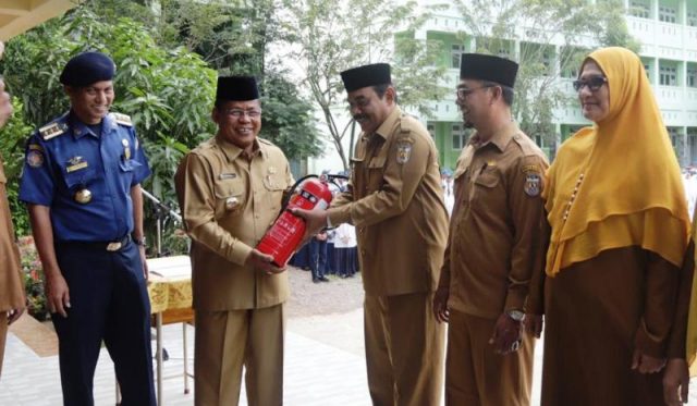 WhatsApp Image 2019-01-21 at 17.18.08 Wali Kota Banda Aceh, Aminullah Usman, menyerahkan secara simbolis bantuan APAR kepada 10 sekolah tingkat SMP se-Banda Aceh. (Foto/Ist)