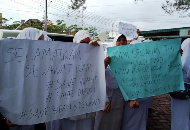 Petugas medis melancarkan aksi unjukrasa di depan kantor manajemen RSUD Cut Nyak Dhien Meulaboh, Aceh Barat, menuntut pembebasan dua rekan mereka yang ditahan polisi. (Foto/Dedi Iskanda)