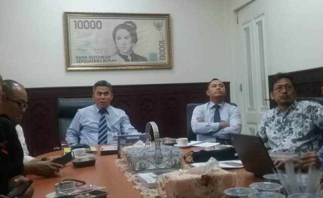 WhatsApp Image 2019-01-22 at 07.56.39 Pimpinan Bank Indonesia (BI) Perwakilan Aceh, Zainal Arifin Lubis, ketika berdiskusi dengan sejumlah pimpinan media, diantaranya tampak Plt Ketua PWI Aceh, Aldin NL yang juga Penanggungjawab Waspadaaceh.com dan CEO KBA.ONE, Ramadansyah. (Foto/Al-Farizi)