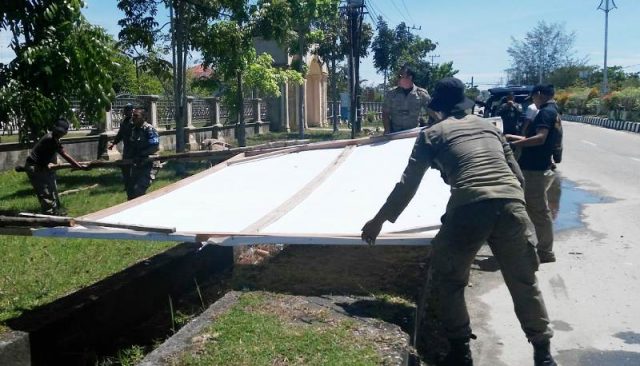 WhatsApp Image 2019-01-22 at 15.31.01 Petugas Satpol PP WH menurunkan baliho di lokasi tempat ibadah Desa Pulo Sarok Singkil, Selasa (22/1/2019). (Foto/Arief Helmy)