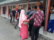 Keluarga almarhum Rasyidin berkumpul di depan ruang jenazah di RSUD Cut Nyak Dhien Meulaboh, Aceh Barat, dan sempat terjadi ketegangan kecil terkait meninggalnya pensiunan PNS tersebut, Jumat (25/1/2019). (Foto/Dedi Iskandar)