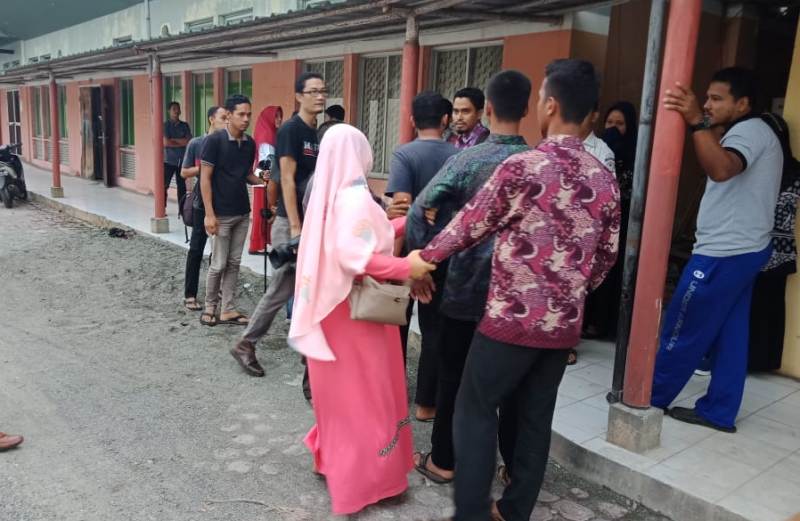 Keluarga almarhum Rasyidin berkumpul di depan ruang jenazah di RSUD Cut Nyak Dhien Meulaboh, Aceh Barat, dan sempat terjadi ketegangan kecil terkait meninggalnya pensiunan PNS tersebut, Jumat (25/1/2019). (Foto/Dedi Iskandar)
