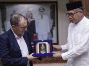 Plt Gubernur Aceh, Nova Iriansyah, memberikan cendera mata kepada Duta Besar Perancis untuk Indonesia, Mr. Jean-Charles Berthonnet. (Foto/Ist)
