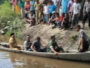 Tim pencarian menggunakan perahu karet dan perahu kayu nelayan setempat terus menyisiri sepanjang Sungai Cinendang, Senin (28/1/2019). (Foto/Arief H)
