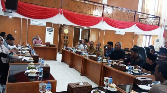 dpra Komisi C DPRK Aceh Jaya mengadakan rapat dengan Panglima Laot dan dinas terkait di ruangan paripurna. (Foto/Zammil)