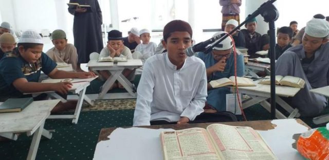 WhatsApp Image 2019-02-04 at 11.37.25 Juanda, saat menyetor hafalan Alquran 30 juzz, disaksikan para santri di depan penguji di Mahad Assunah, Lampeneurut, Aceh Besar, Minggu (3/2/2019). (Foto/Ist)