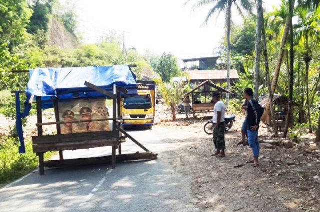 WhatsApp Image 2019-03-16 at 16.16.21 Jalan di kawasan Lawe Sikap, tidak jauh dari Kutacane, Aceh Tenggara, yang ditutup warga sebagai protes atas keberadaan proyek Pembangkit Listrik Tenaga Mikro Hidro (PLMTH). (Foto/Aditya)