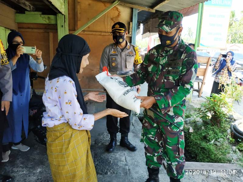 TNI/Polri Aceh Selatan Bagikan Paket Sembako | Waspada Aceh