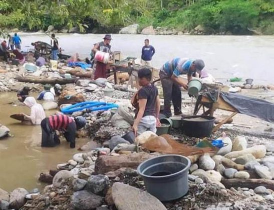 Heboh! Warga Aceh Tenggara "Serbu" Butiran Emas di Sungai ...