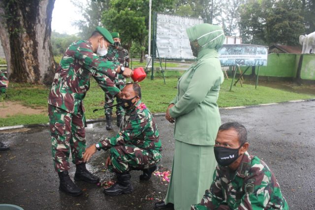IMG-20210401-WA0027 Komandan Kodim 0114/Aceh Jaya Letkol CZI Arief Hidayat, M.han, mengakhiri kegiatan Korp Raport kenaikan pangkat dengan tradisi penyiraman air kembang kepada 36 personil di Makodim setempat, Kamis (1/4/2021). (Foto/Ist)
