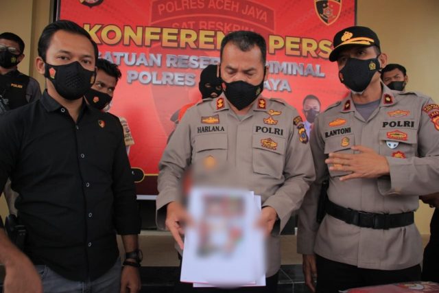 IMG-20210402-WA0000 Kapolres Aceh Jaya, AKBP Harlan Amir, didampingi Wakapolres, Kompol Rizal Antoni dan Kasat Reskrim, Miftahuda Dizha Fezuono, dalam konferensi pers, Kamis (1/4/2021), memperlihatkan foto bayi yang tewas. (Foto/Zammil)