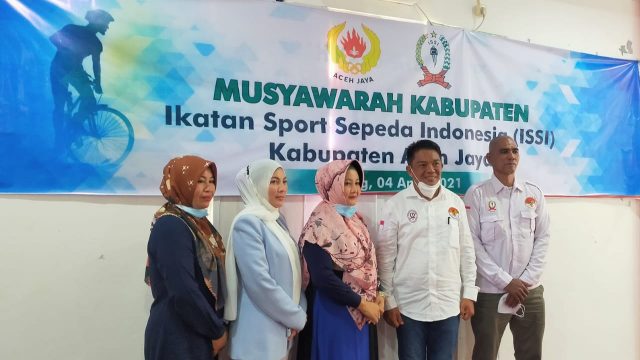 IMG-20210404-WA0048 Fitri Maya Lisa (tengah) bersama pengurus ISSI Aceh usai melaksanakan Musyawarah Kabupaten Ikatan Sport Sepeda Indonesia (Muskab ISSI) Aceh Jaya di aula Sekretariat KONI setempat, Minggu (4/4/2021). (Foto/Zammil)