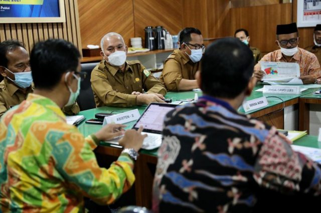 IMG-20210406-WA0051 Sekda Aceh, Taqwallah, memimpin Rapat Koordinasi Penuntasan Kemiskinan Aceh di Ruang Rapat Sekda Aceh, Selasa (6/4/2021). (Foto/Ist)