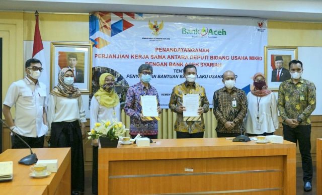 IMG-20210406-WA0054 irektur Utama Bank Aceh Syariah, Haizir Sulaiman, didampingi Pemimpin Divisi Treasury Dana & Jasa, Erwin Konadi, usai menandatangani kerjasama penyaluran Bantuan bagi Pelaku Usaha Mikro (BPUM) di kantor Kementerian Koperasi dan UKM di Jakarta, Selasa (6/4/2021). (Foto/Ist)