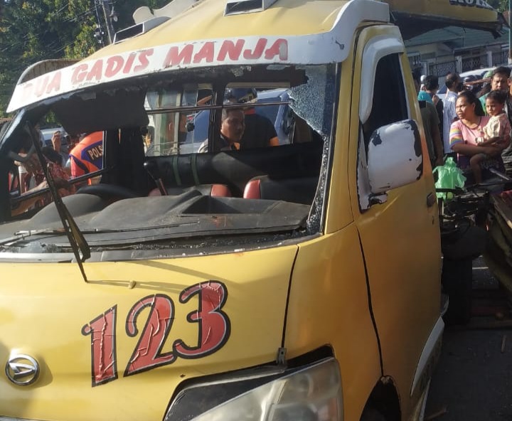 Angkot medan ditabrak kereta api