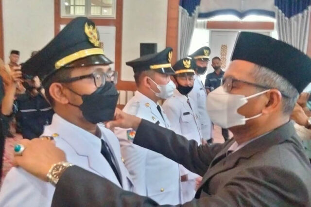 bupati_nagan_raya_lantik_pejabat